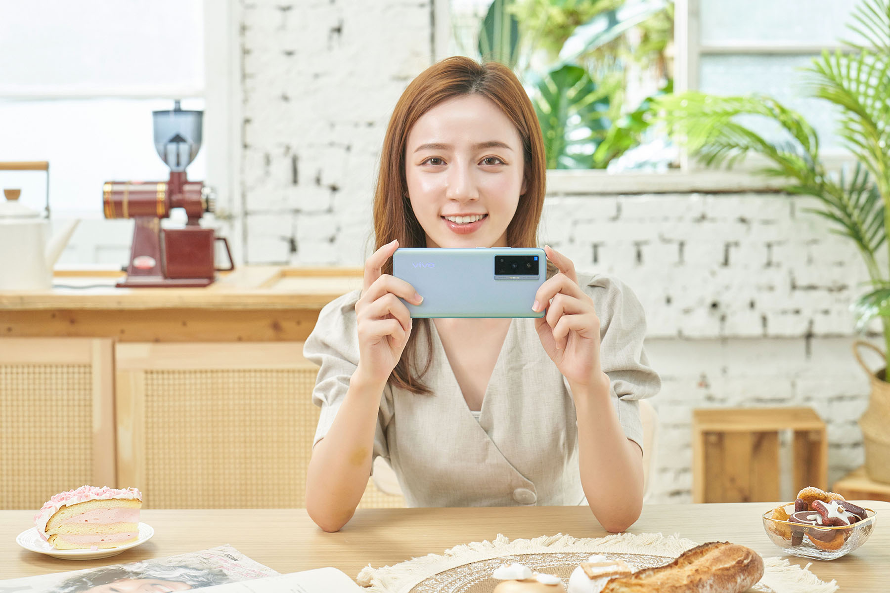 vivo 在台推出 X70 系列，除了依舊與光學大廠德國蔡司合作打造的四鏡頭主相機，讓手持拍攝得以更穩定的微雲台架構也升級至第三代，無論拍照或錄影都令人相當期待！