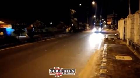 Truk Ugal ugalan di Jalan Contoh Pengemudi dengan Etika Truk Ugal ugalan di Jalan Contoh Pengemudi dengan Etika
