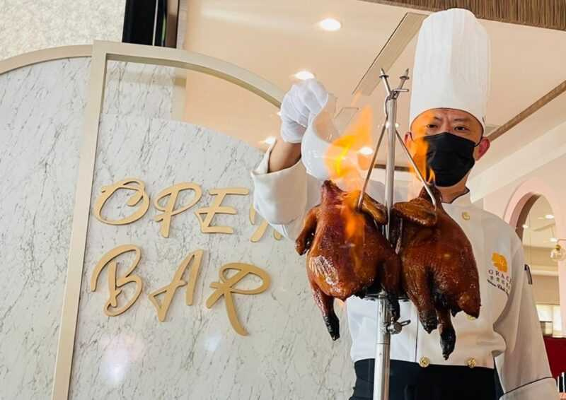 午間限定的「秘製脆皮雞」，與晚間限定的「火焰櫻桃鴨」也是必吃的搶手美食！