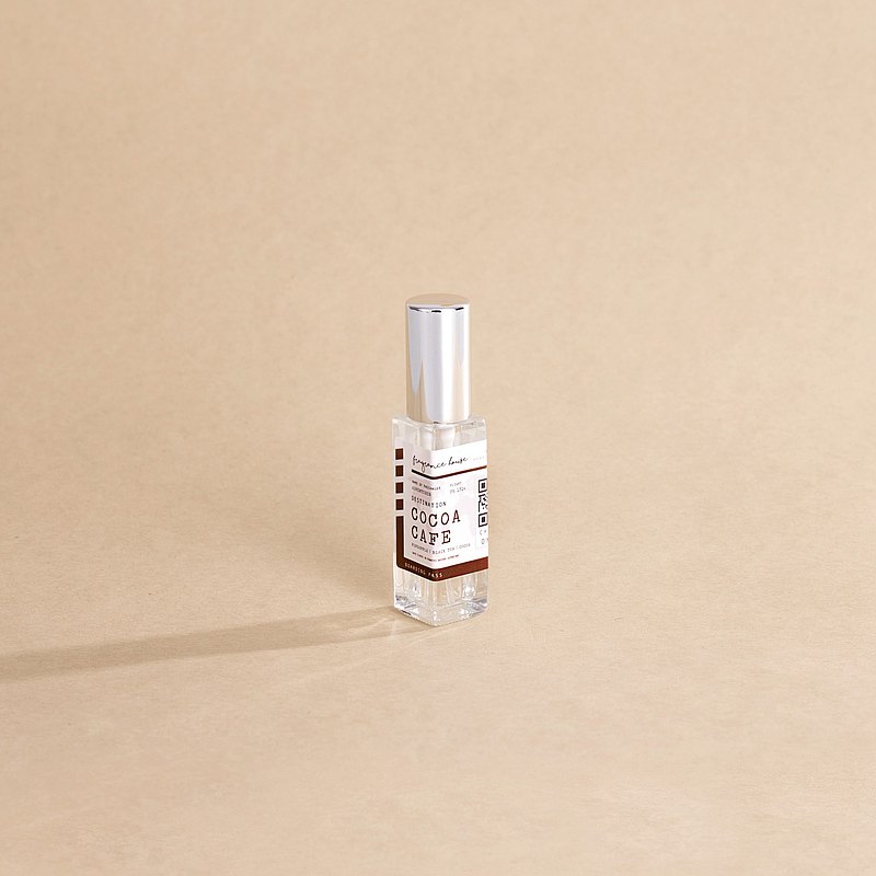 Pineapple 菠蘿 l Black Tea 紅茶 l Chocolate 巧克力 週日的下午，逛累了走進咖啡店裡。鬆軟綿密的鬆餅裡包裹著香甜的菠蘿醬，配以一杯熱呼呼的巧克力。甜蜜當中四周彌漫著紅