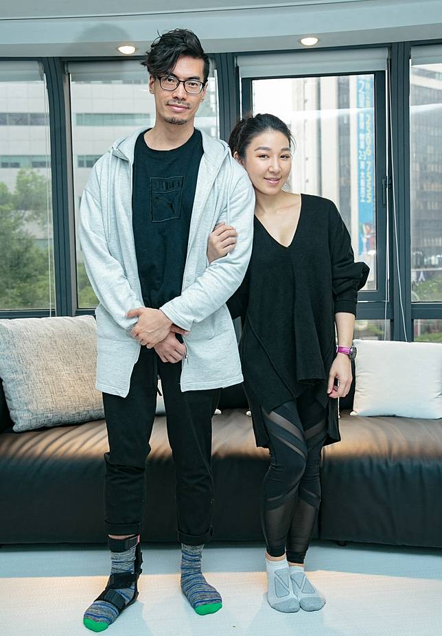 筋肉媽媽甜蜜挽著老公。記者曾原信/攝影