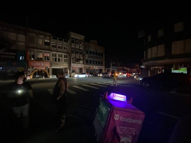 宜蘭縣蘇澳鎮中山路２４日晚間７時多無預警大停電，２０５９戶用戶沒電直呼快熱炸。（蘇澳鎮公所提供）