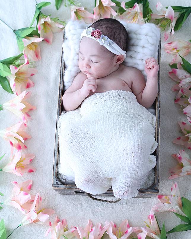 12 Inspirasi Foto Bayi Perempuan Ala Selebriti Indonesia