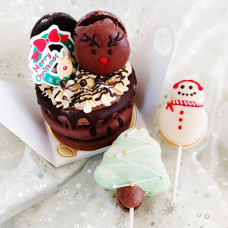 甜度降低35%，內餡增量200%。麋鹿造型！3.5吋巧克力海鹽馬卡龍塔＋戴耳機雪人＋聖誕樹～【超可愛造型馬卡龍＆超熱銷馬卡龍塔組合】，冬天必備的應景甜點！有了這一組，耶誕節堪稱完美～令人驚艷的視覺＋美