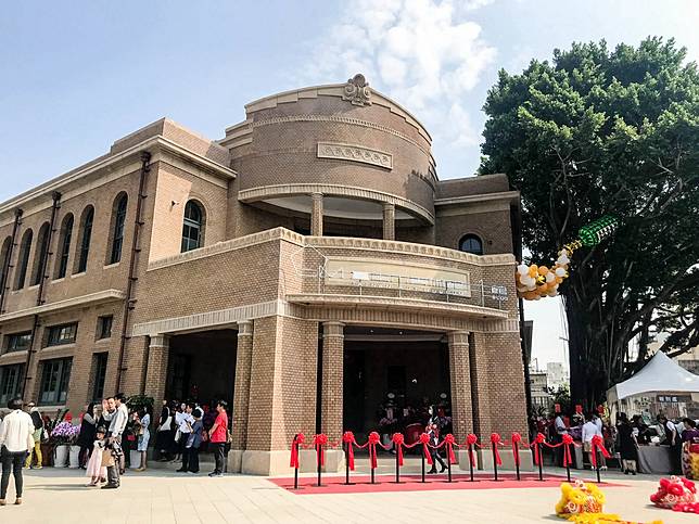 台南市美術館1館外觀恢復原色，在日治時代稱作國防色。記者鄭維真／攝影