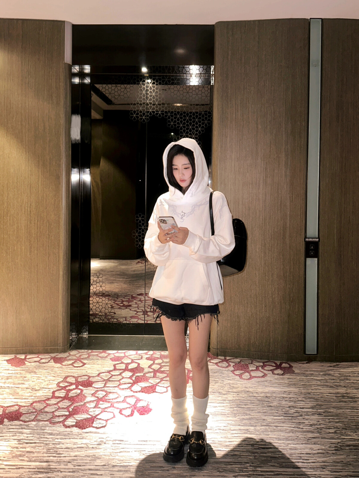 《以愛為營》白鹿戲外7大超減齡穿搭！秋冬亮色系針織衫是關鍵，泡泡袖元素修飾頭身比