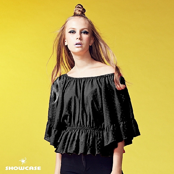 俏麗點點面料n彈性一字領，多樣穿法n時尚必備單品