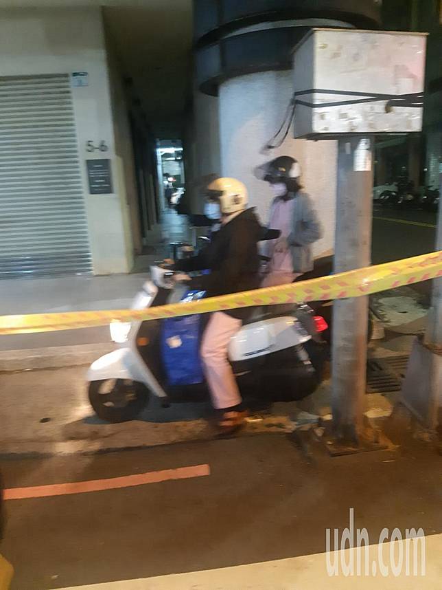剛下班的牙醫診所護士趕緊騎車駛離封鎖區域。記者賴郁薇／攝影