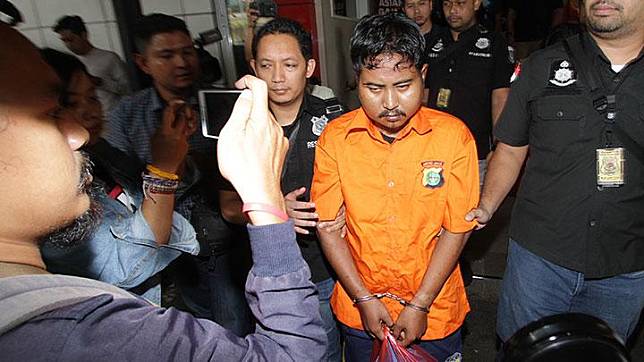 Polisi mengawal tersangka pelaku pembunuhan terhadap mantan wartawan Abdullah Fithri Setiawan alias Dufi, berinisial MN, seusai penangkapan di Polda Metro Jaya, Jakarta, Rabu, 21 November 2018. ANTARA