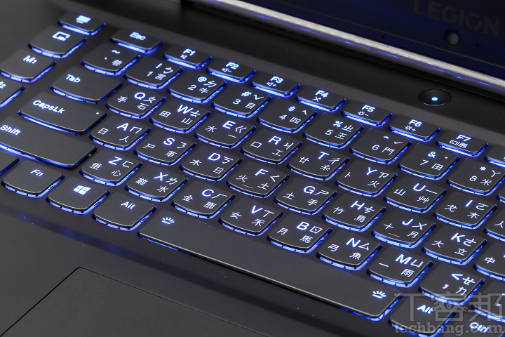 單鍵 RGB 燈效鍵盤－透過 Corsair 的 iCUE 應用程式，可以自由設定鍵盤燈光效果，但亮度只能用快捷鍵調整。