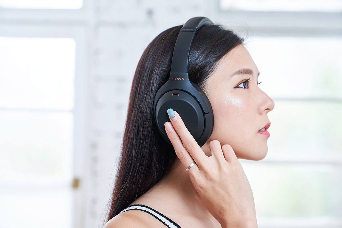 除了利用 App 開啟「對話至聊天」功能外，用戶也可以透過兩指持續按住耳罩觸控區來啟動這項功能。