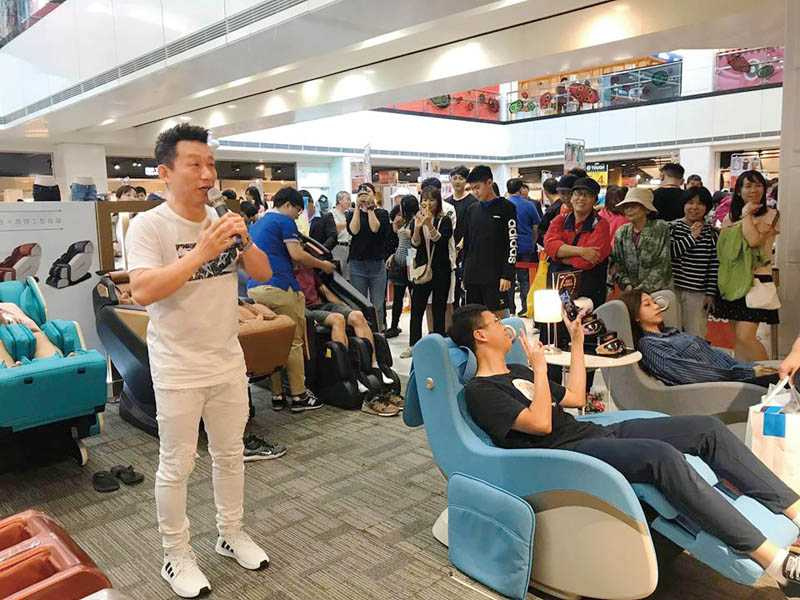 敬業的郭子乾擔任按摩椅一日店長時，親自下海介紹商品，創出驚人業績。（圖／翻攝自郭子乾臉書）