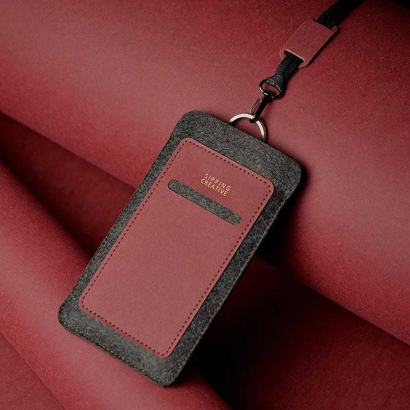 產品特色 iPhone 11 Pro Max / 11 Pro / 11皆適用 簡約可頸掛.收納悠遊卡 前後雙卡片收納夾層 3用調整片，變換風格.簡易收納耳機線 深邃霧面紙革,內斂有型 羊毛般溫潤觸感