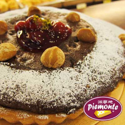 選用６４％比利時進口巧克力n酸甜的蔓越莓與堅果做成的布朗尼內餡n苦甜滋味與莓的酸甜瀰漫在口腔中