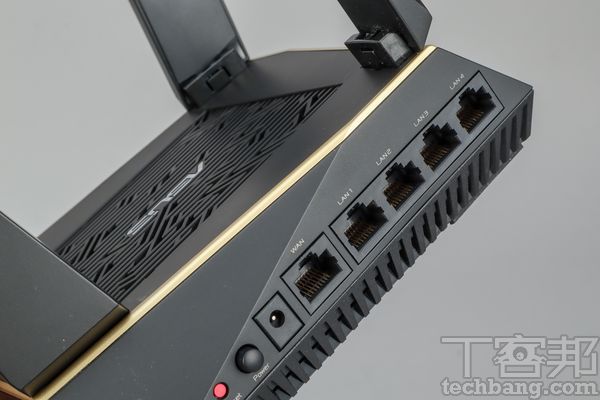 網路介面機身背部WAN和LAN4能夠透過802.3ad鏈路聚合提供2Gbps速率。