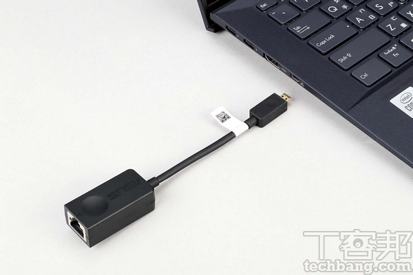 RJ-45轉接線 隨機附贈micro HDMI轉RJ-45線，便於連接有線網路。