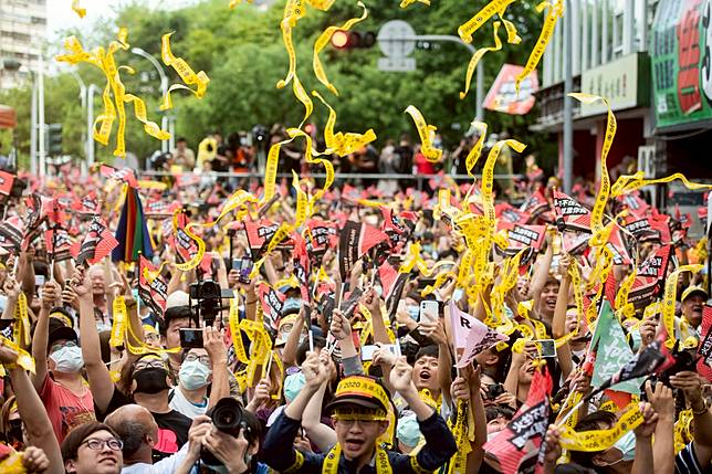 賴清德認為，年輕選票是每一次選舉的關鍵，無一例外。圖為2020年6月6日下午，高雄市市長韓國瑜罷免案的開票期間，當同意票數超過罷免門檻時，罷韓總部前群眾高聲慶祝。（攝影／楊子磊）  
