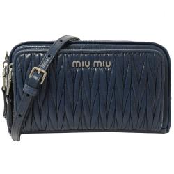 ◎★專櫃商品 附專櫃購證影本|◎★經典熱銷款推新款|◎★熱賣斜背包再推新款品牌:MIUMIU品牌定位:國際精品背法:斜背/側背包款:鏈帶包顏色:混色系/撞色系,綠色系,藍色系外層材質:羊皮外層材質說明