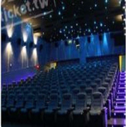 日新大戲院創立至今已有五十年了，早期戲院受限於建築年代久遠，無法符合公共安全需要，八十七年日新戲院斥資數億元全面改善內部設施，並重建至十樓層，是台中市最高樓層電影院。 日新戲院最早稱為「中華戲院」建於