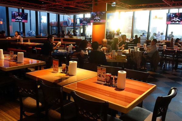 Hooters信義店-遠百信義A13餐廳推薦，HOOTERS美式餐廳大遠百14樓信義店，近看101及百萬級景觀的遠百深夜食堂，遠百信義A13聚餐餐廳