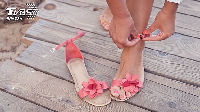 近日一張「假腳涼鞋」的照片在網路上瘋傳。(示意圖／TVBS)