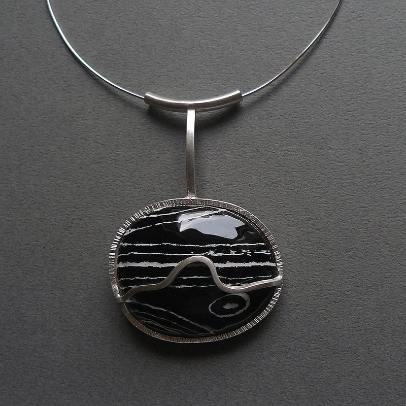 拾光-山光水色~青冶絕色裝飾藝術墜飾單品/國內金工珠寶設計師林靜媚老師展覽作品~,將琺瑯燒成一顆顆美麗的石頭,每顆石頭都記下了大自然不同的美,以巧思化成一個個別緻的藝術墜飾,陪著你到處去旅行!