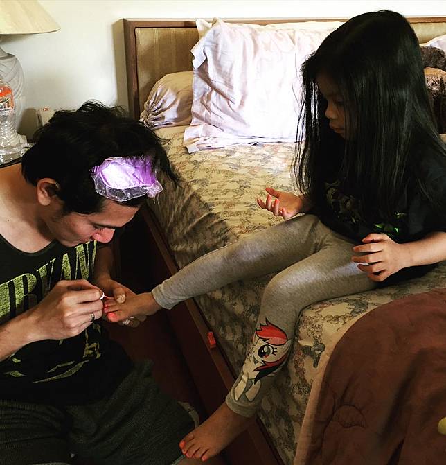 10 Foto Ini Jadi Bukti Vino G. Bastian Ayah Idaman Banget