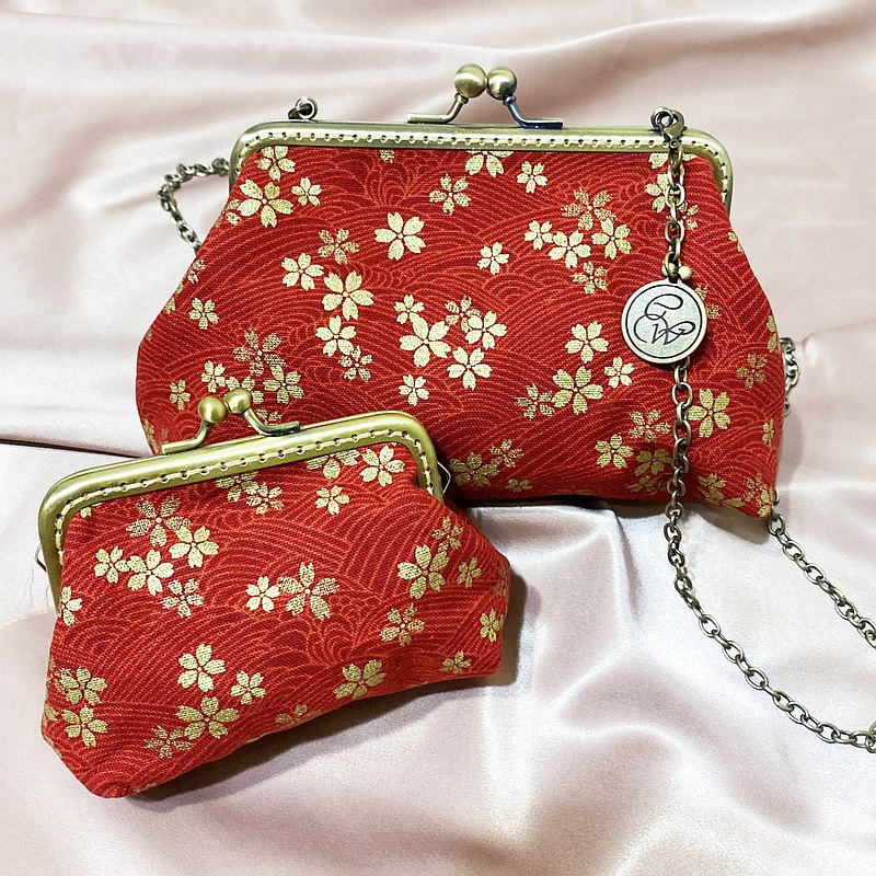 溫馨的母親節，特別推出超豐富又實用優惠的禮盒組！ 美麗精緻的布花更深深打中媽咪的心頭好！ 鍊條口金包可以當作化妝包或是輕便外出的隨身小包 附上可放零錢，信用卡，鈔票的錢包！ 還會幫你美美地包裝起來！媽