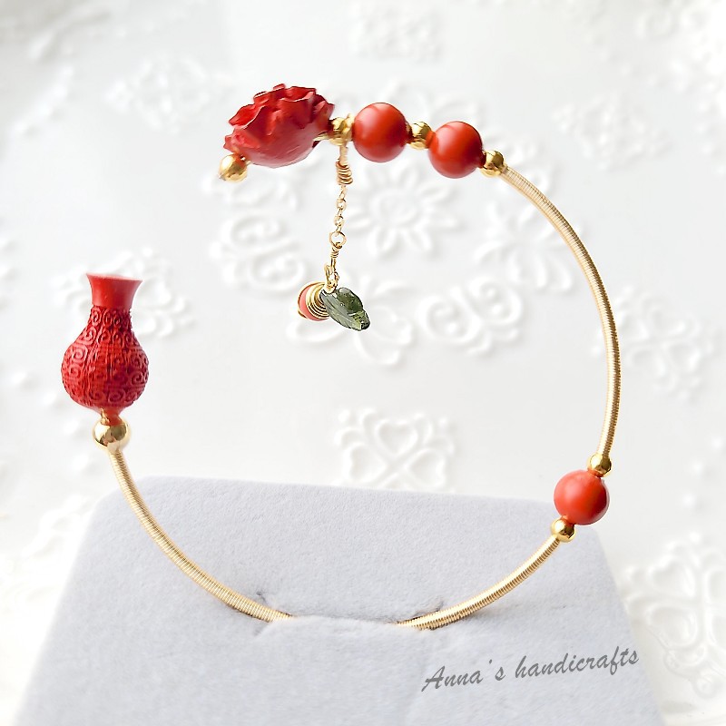 品牌:Anna手作【硃砂】又稱辰砂、丹砂。大紅色，有金剛光澤至金屬光澤，是硫化汞的天然礦石，也是中國傳統的一種中藥。硃砂因為主要成份為硫化汞，(其中夾雜雄黃、磷灰石、瀝青、砷、鉛、銻等物質)，直接使用