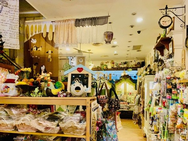 倪倪愛旅遊－『台中購物商圈推薦』台中在地人後花園小歐洲，綠意盎然異國購物散策－台中市大隆路商圈日韓、歐美私貨精品挖寶直擊分享