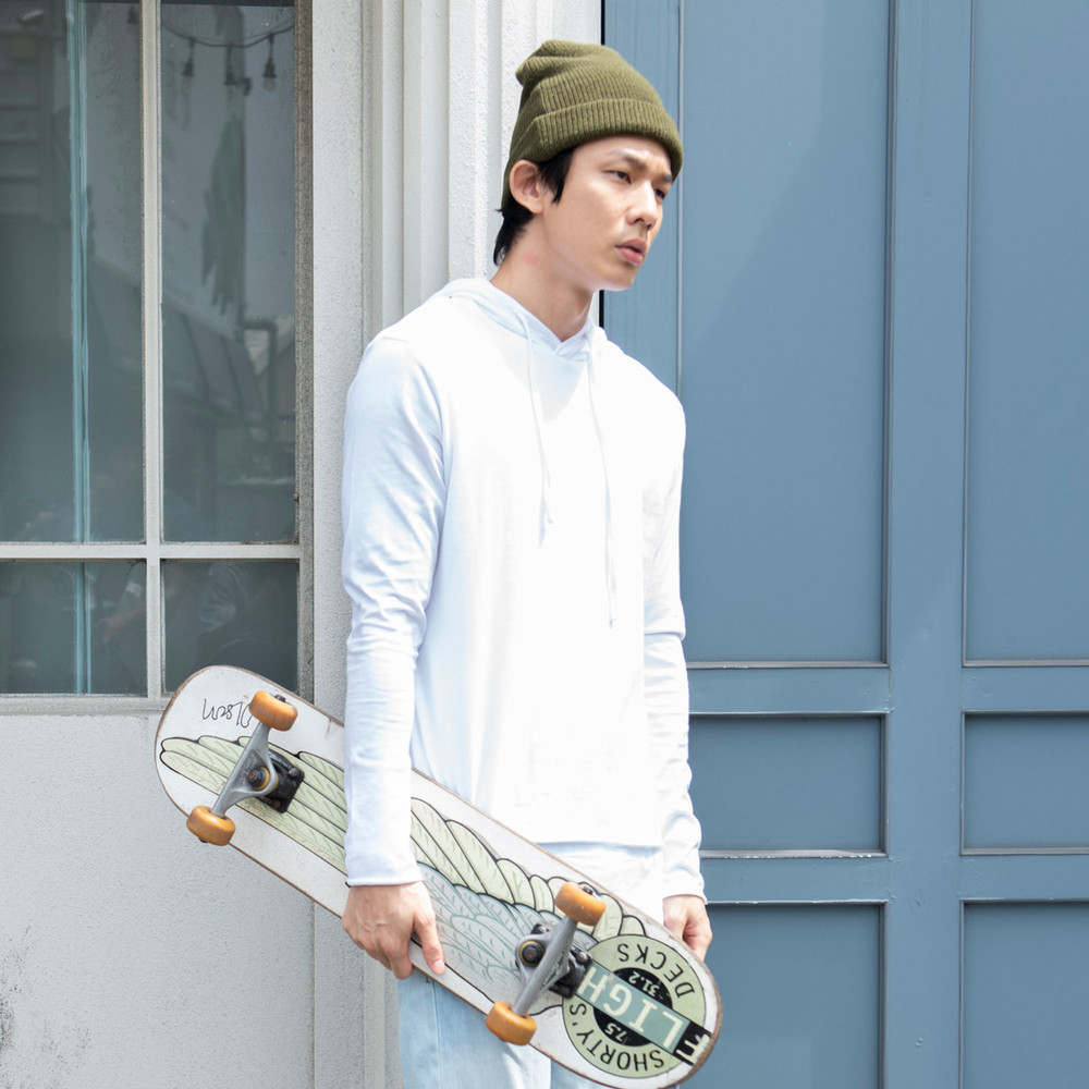 真正的雙層布料，採用百分百純棉打造的純棉帽t；內層運用細緻的棉增加接觸肌膚舒適度，外層則使用厚棉來改善透明度，下擺雙層視覺，單穿一件白帽t極有多層次搭配效果，袖子修窄讓你在冬天穿搭外套時也不會卡卡的，