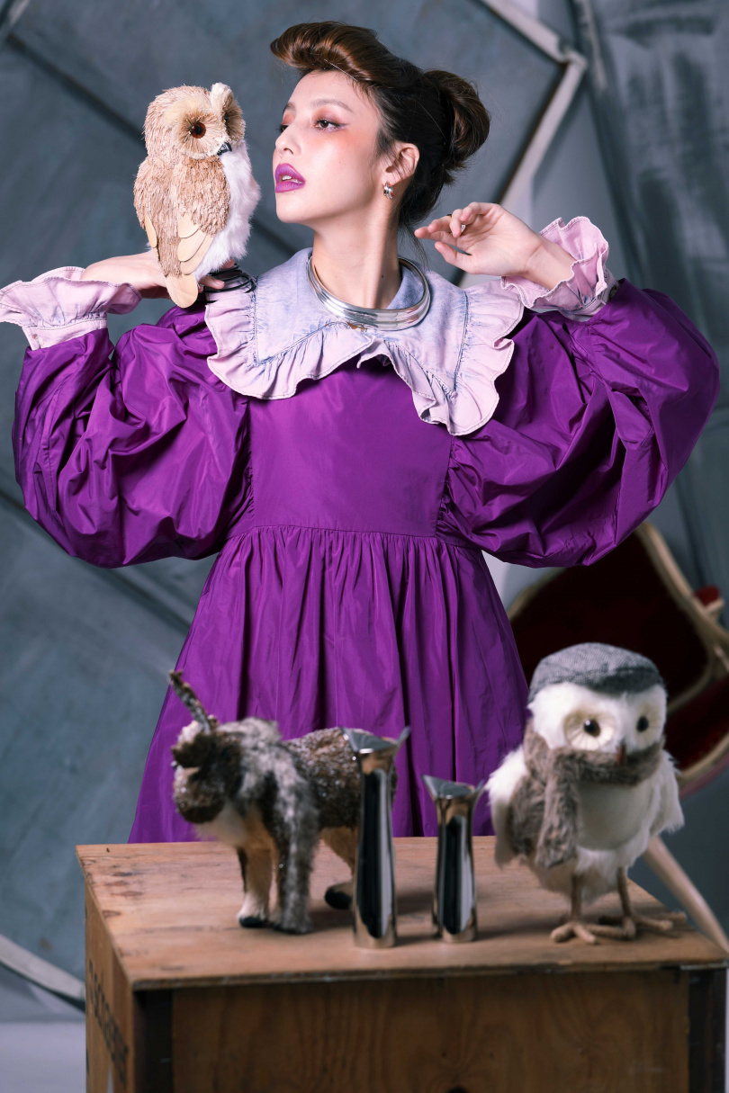 MSGN粉色丹寧洋裝(內) ／22,500元；紫色洋裝／ 21,300元。Georg Jensen CURVE系列18k黃金純銀耳環／44,300元；CURVE系列純銀頸環／42,000元；CURVE系列 18k黃金純銀戒指／55,900元（圖／戴世平攝影）