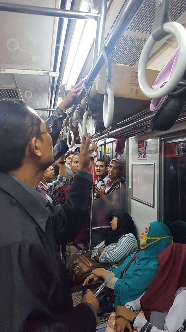 12 Foto Kelakuan Kocak Penumpang Commuterline yang Bikin Ngakak Tapi Juga Heran Sendiri
