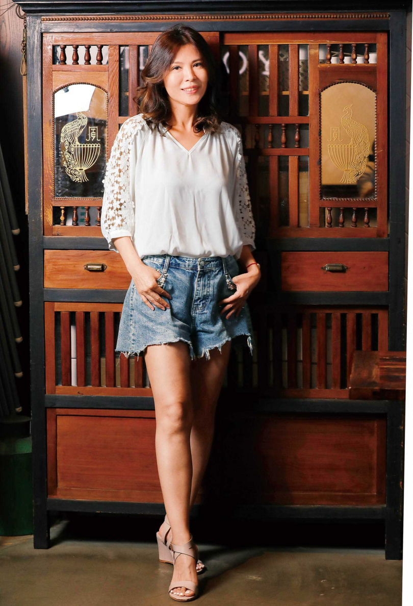 因深覺演藝事業收入不穩定，王百瑜先後取得丙級廚師、美容等證照，更成功轉型為地產達人。（攝影／施岳呈）