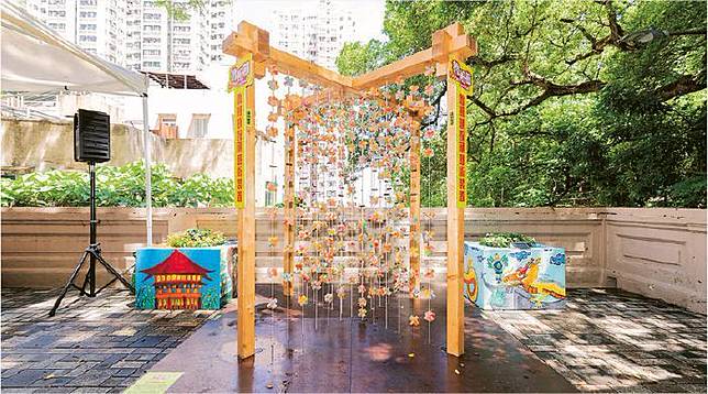 為慶祝第一屆魯班節，香港建造商會特別邀請胡善姮設計逾7呎高的魯班鎖祝願藝術裝置，讓遊人前來打卡。（香港建造商會提供）