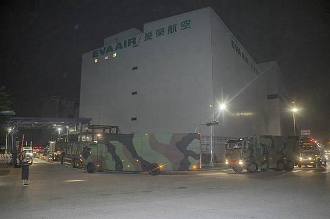鑽石公主號包機將抵達　救護車、軍方化學車就位