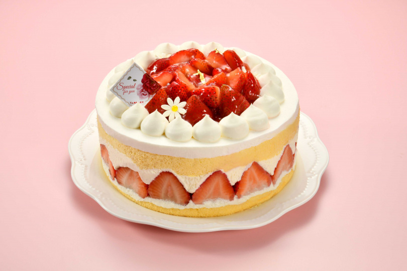 「法式草莓芙蓮」排排站的草莓果粒就像望著下雪窗外的孩子們，充滿冬季溫暖氛圍。