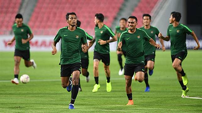Pesepak bola Timnas Indonesia berlatih menjelang laga lanjutan Piala AFF 2018 melawan Thailand, di Stadion Nasional Rajamangala, Bangkok, Thailand, Jumat, 16 November 2018. Pertandingan tersebut akan digelar di Stadion Rajamanggala, Bangkok, Thailand, Sabtu, 17 November 2018. ANTARA/Akbar Nugroho Gumay