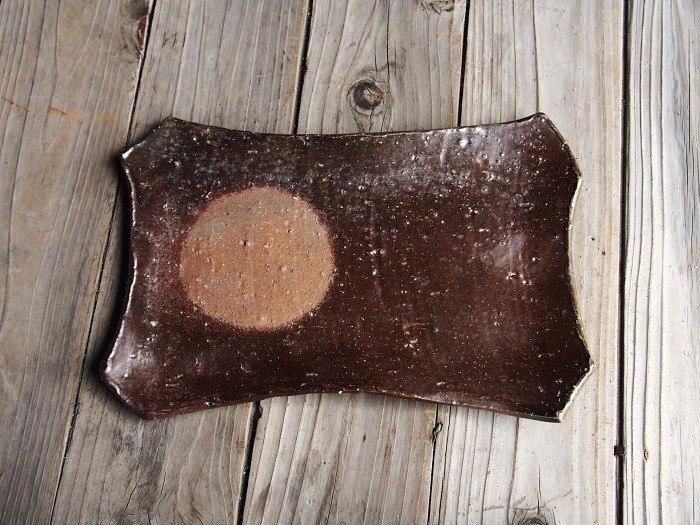 日本岡山備前 陶器 長方形碟（大） sr1-013 ● 約 1.5 cm（高）× 20 x 30 cm（寬）820 g 完整表現陶土低調樸素的容器，與和食的氛圍相符， 適合用來盛裝生魚片、烤魚，適用於