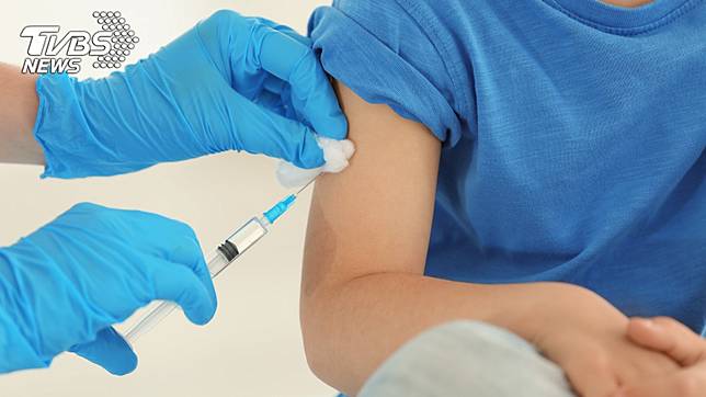 台南一名媽媽帶女兒打疫苗遭拒。(示意圖／TVBS)