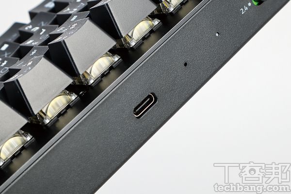 USB Type-C 採用可拆卸式的線纜，以 USB Type-C 埠連接，變換為有線模式使用。