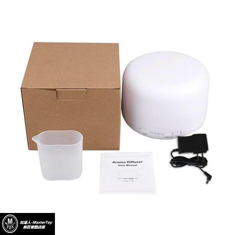 香薰機 x 1、電源線 x 1、量杯 x 1 （如需精油請自選）操作方式：燈光按鈕按一次：燈光亮度弱按二次：燈光亮度強案三次：關閉燈光霧量調節第一次：逼一聲,噴霧小第二次：逼二聲,噴霧大定時按鈕按一次