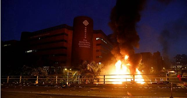 港警今晨攻理大！稱「別無選擇下實彈還擊」　示威者燒路障平台陷火海
