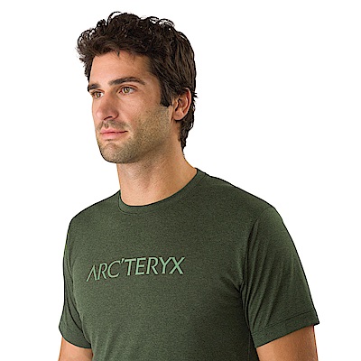 手感柔軟n正面大字logon腋下裁片保證活動舒適性n衣長較長，易配合吊帶穿著