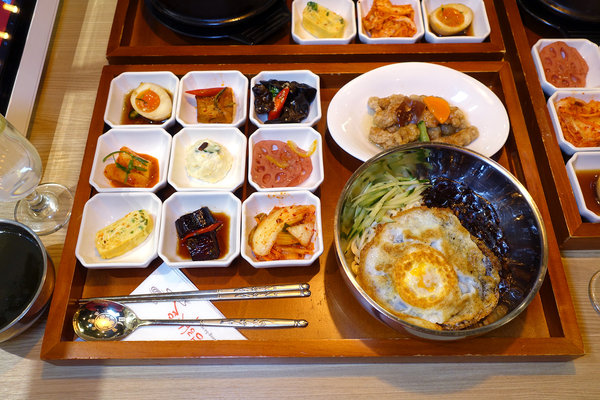 偷飯賊-信義遠百A13餐廳推薦，台北信義區韓式聚餐、一個人的韓式料理，九宮格小菜+韓式鍋物/燒肉/定食，信義區平價韓式美食(內含偷飯賊遠百菜單) 