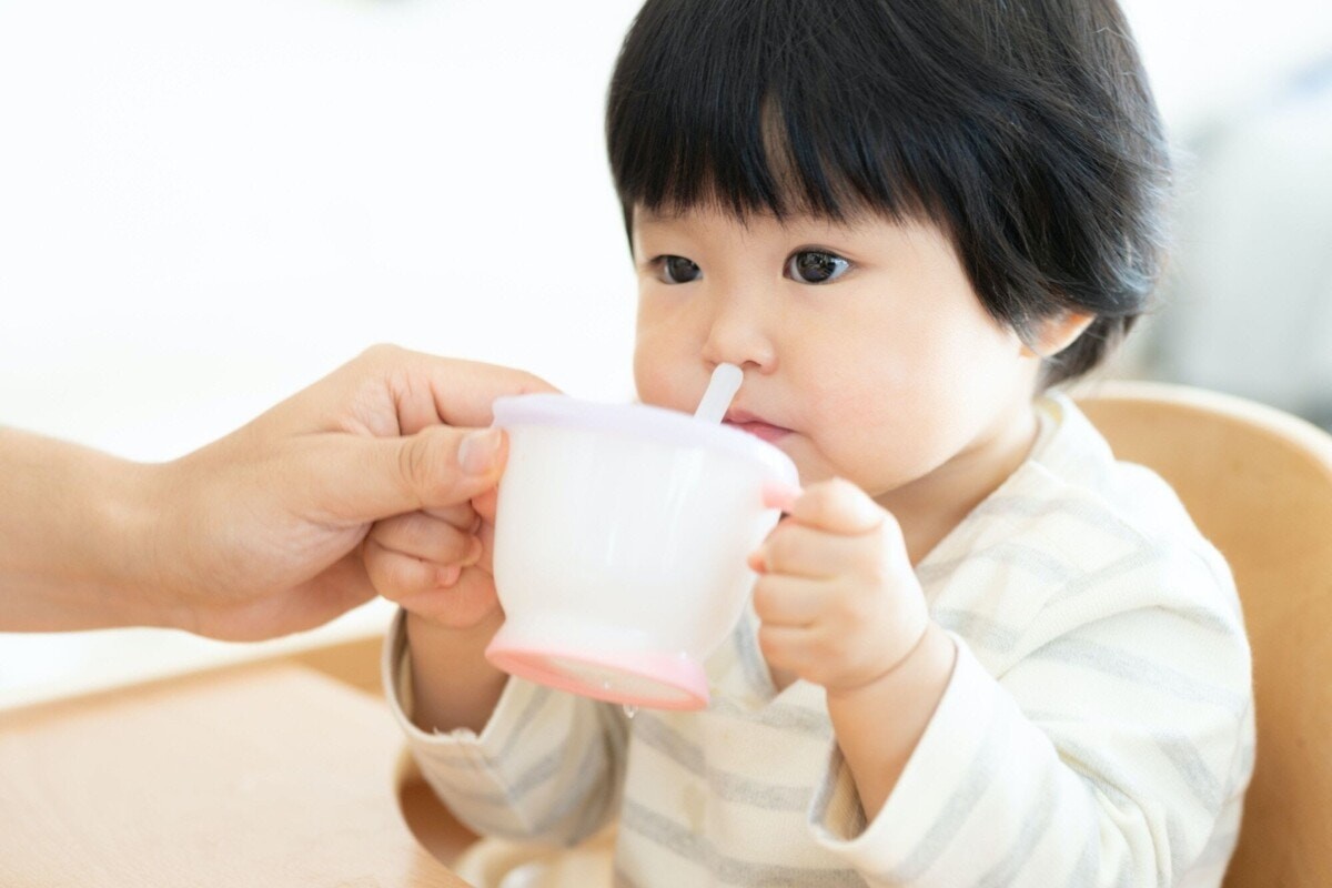 赤ちゃんのストロー飲み練習はいつ始める 教え方や飲ませ方 ストローマグを紹介