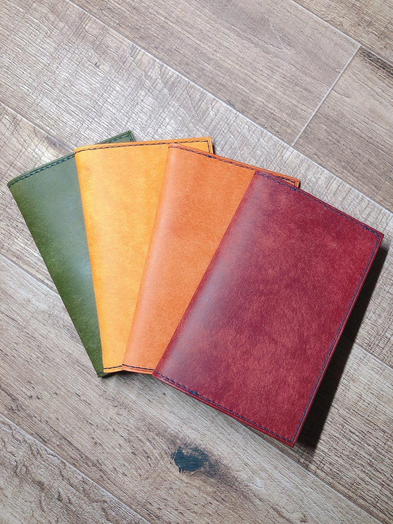 我喜愛旅行。記得我第一次出國，去了澳大利亞，手中緊握著機票和護照，心理緊張又期待。每每在過海關之餘，掌心的機票和護照都需要一個護照套貼身收藏著。它，不小不大，收藏護照機票之外，還可放置兩張卡片，放置簡