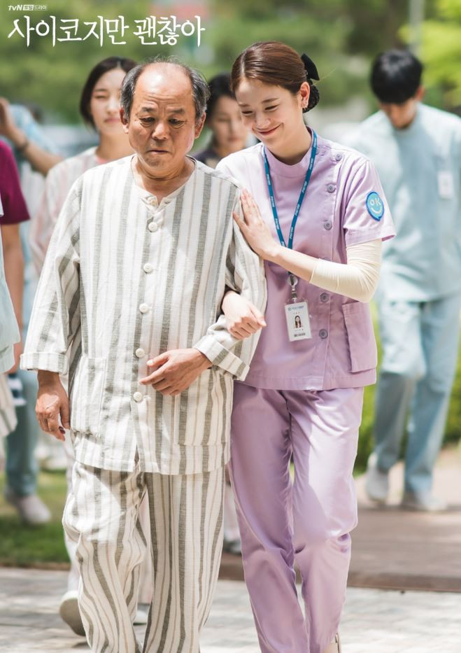 《雖然是精神病但沒關係》造型解析5：「沒關係病院」制服溫暖明亮