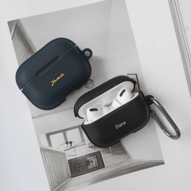 *訂購流程：1.印刷名字(清楚告知大小寫) 2.選擇字型(賣場下方閱讀更多)3.等待 校稿圖(圖面製作後不更改印刷內容和字型) 4.確認校稿後印刷 *簡潔時尚風格，完整保護並穩定放置 AirPods 
