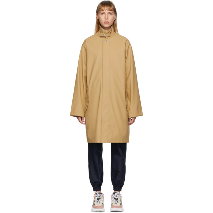 驼色长袖大衣，采用涂层尼龙面料。立领和袖口按扣调节带，按扣前襟，腰部翻盖袋，背面徽标压花，全衬里。银色徽标雕花五金。供应商配色：Lark